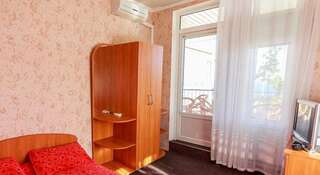 Гостиница Гостевой дом Су-Мис Симеиз Номер с 1 двуспальной кроватью или 2 односпальными кроватями и ванной комнатой-2